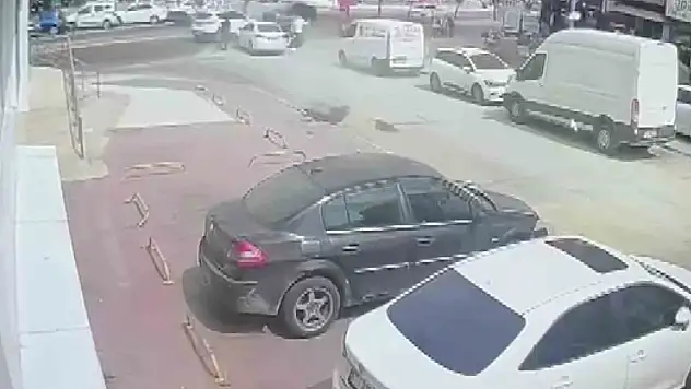 Cadde ortasında yakalandı: Polis aracına çarpıp tutuklandı