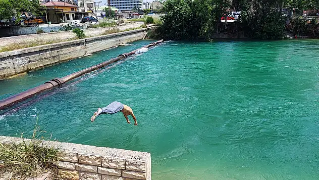 Adana'da gençler 11 kişinin boğulduğu sulama kanalında yüzüyor!