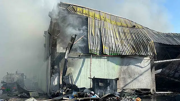 Adana'da geri dönüşüm fabrikasında çıkan yangın kontrol altına alındı!
