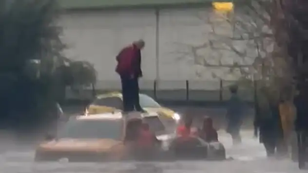 Göle dönen yolda mahsur kalan araçtaki 2 kişi kurtarıldı