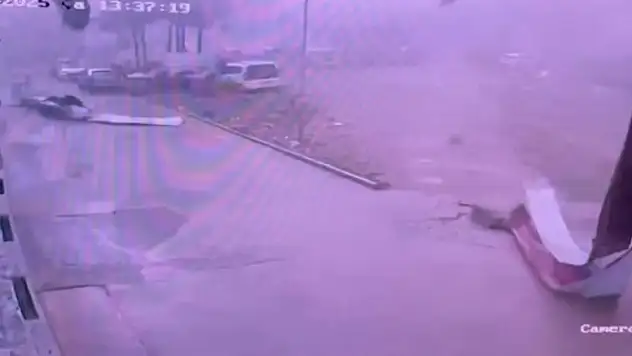 Adana'da çıkan hortum okulun çatısını uçurdu!