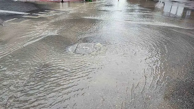 İçme suyu borusu patladı, ortalık göle döndü