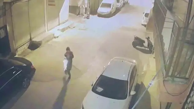 Adana'da iki araca silahlı saldırı: Şüpheliler kameradan tespit edildi