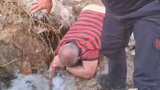 Bir garip olay: Su altında kolu iki kaya arasına sıkıştı