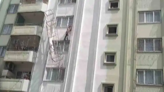 İskele Halatı Koptu, İşçi Metrelerce Yüksekte Asılı Kaldı