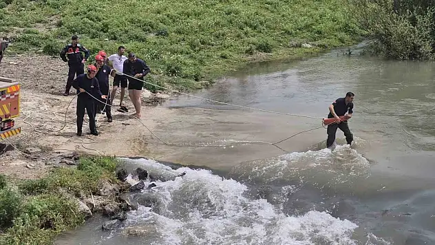 Karaçay Nehri'nde mahsur kalan 2 kişi kurtarıldı