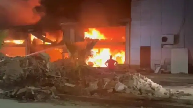 Adana'da bir depoda yangın çıktı!