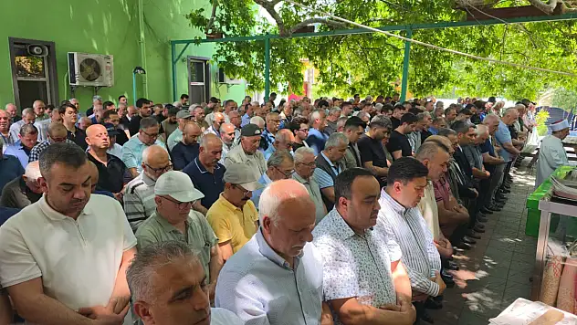 Adana'da kocasının öldürdüğü Aslıhan öğretmen ve babası toprağa verildi