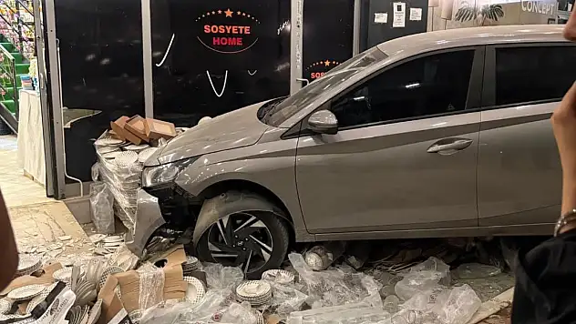 Adana'da iki otomobil peş peşe mağazaya girdi: 2 yaralı