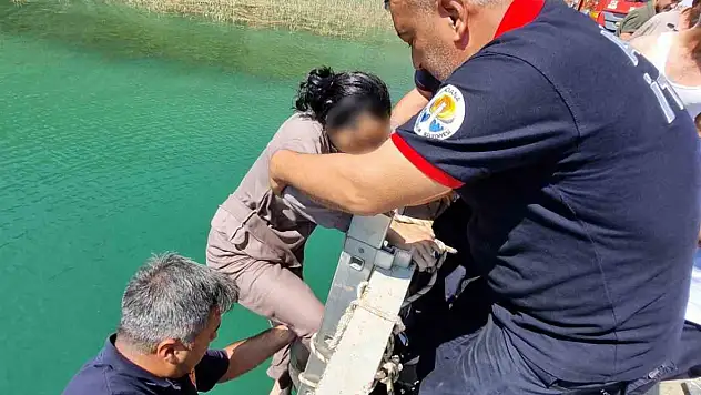 Adana'da köprüden düşen kadın kurtarıldı