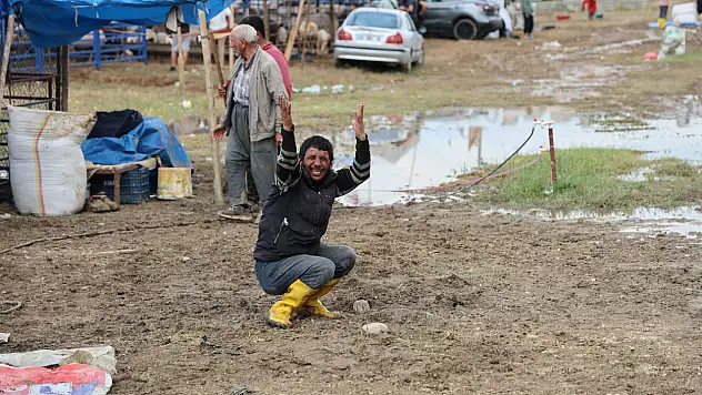 Adana'da kurban pazarlarını su bastı, besiciler belediyeye isyan etti