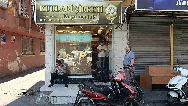 Adana'da kuyumcuya silahlı soygun: 2 yaralı!