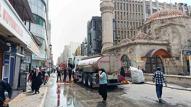 Adana'da kuyumcu atölyesinin bulunduğu bina alev aldı!