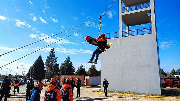 Adana'da nefes kesen deprem tatbikatı!