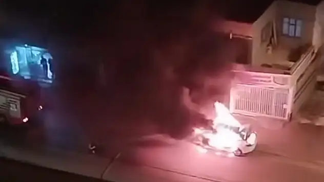 Adana'da korku dolu anlar: Seyir halindeki otomobil alev alev yandı!