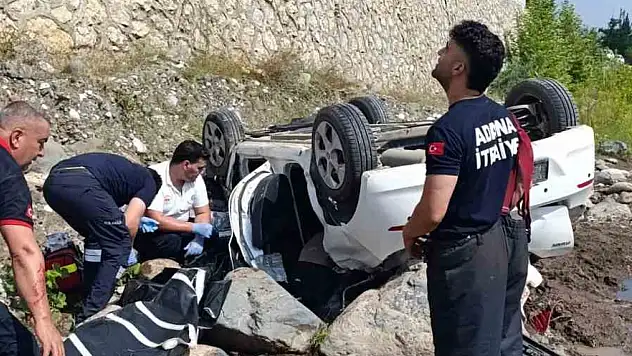 Adana'da otomobil dereye düştü
