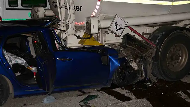 Adana'da otomobil tıra çarptı feci kaza!
