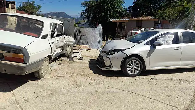 Adana'da otomobiller çarpıştı: Araçlarda bulunan 2 kişi yaralanırken, sürücünün burnu bile kanamadı