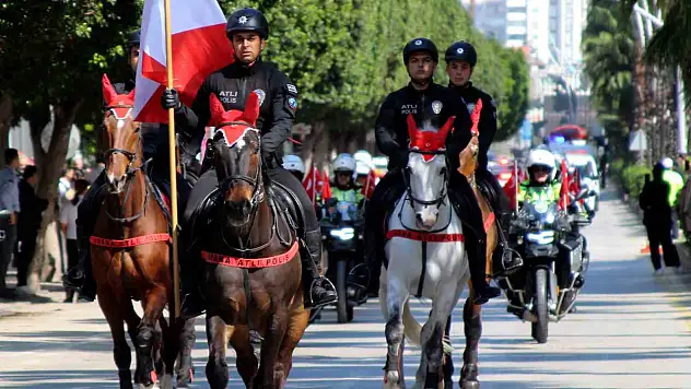 Adana'da polis korteji nefes kesti