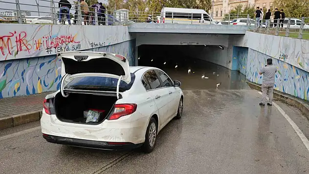 Sağanak çilesine tepki: Vatandaşlar rögarları kendileri temizledi