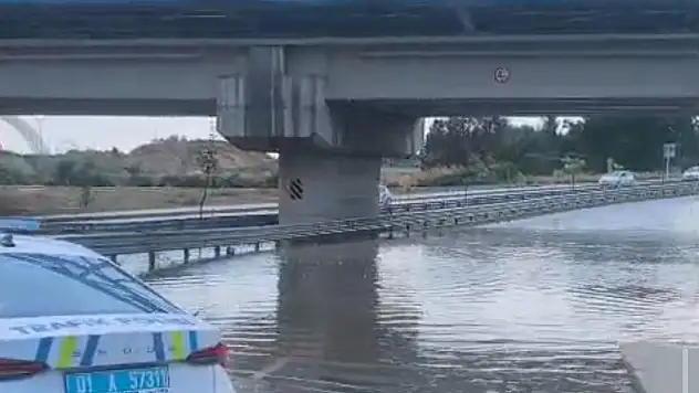 Adana'da sağanak ve kuvvetli rüzgar hayatı olumsuz etkiledi!