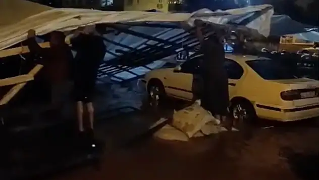 Sağanak yağmur cadde ve sokakları göle çevirdi