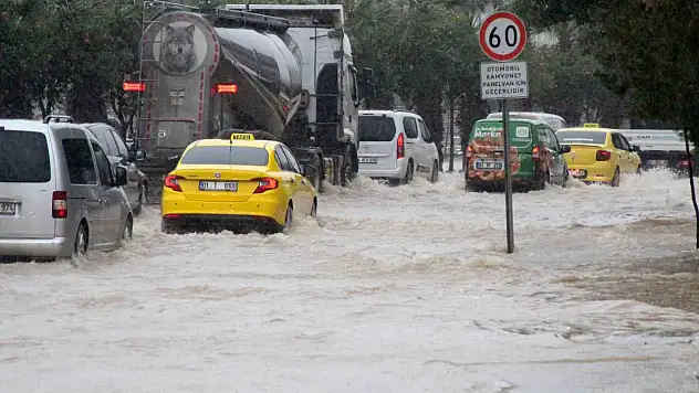 Adana'da sağanak yağışta yollar göle döndü!