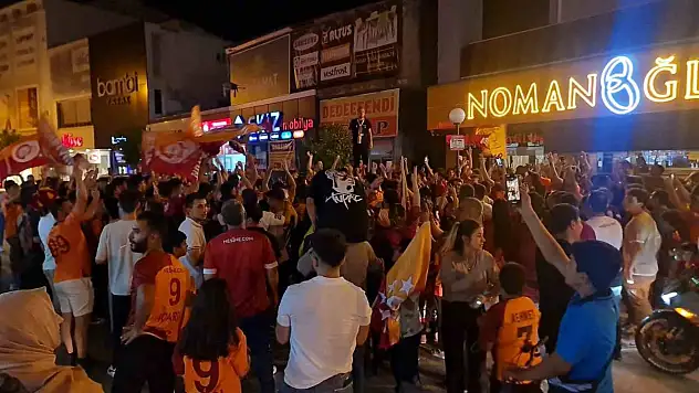Adana'da Kutlamada Arbede Çıktı!