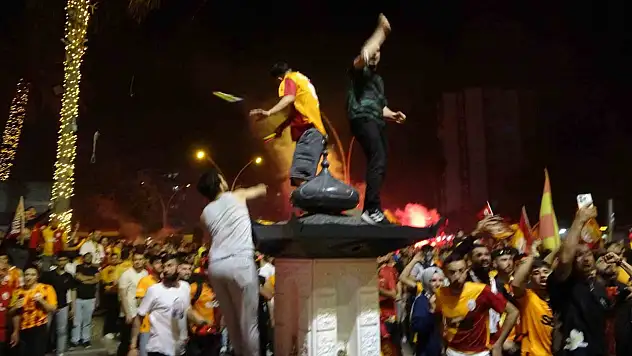 Adana'da şampiyonluk kutlamasında olay!