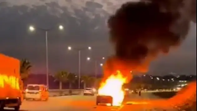 Seyir halindeki otomobil alev topuna döndü