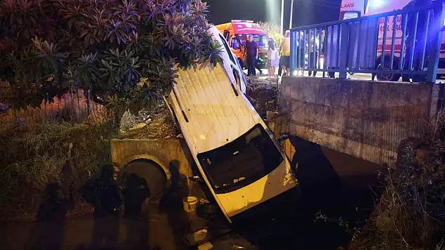 Adana'da şiddetli yağışta kayan otomobil sulama kanalına düştü: 2 yaralı
