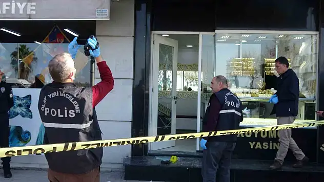 Adana'da kuyumcuda silahlı soygun! 4 bilezikle kaçtı