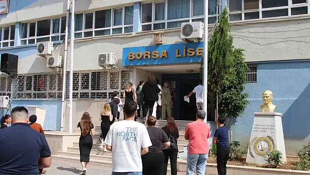 Sınava geç kalan öğrencileri polis yetiştirdi!