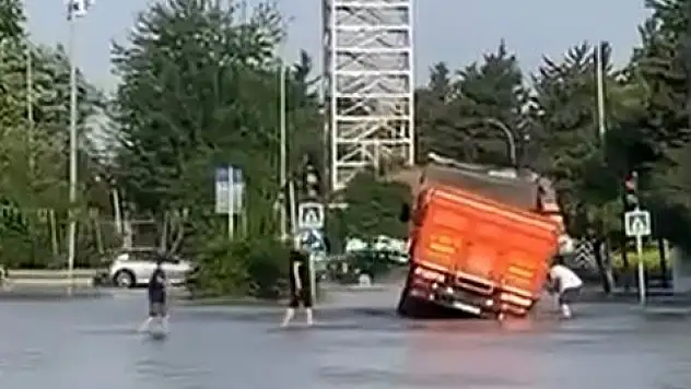 Adana'da patlayan su borusu yolları göle çevirdi!