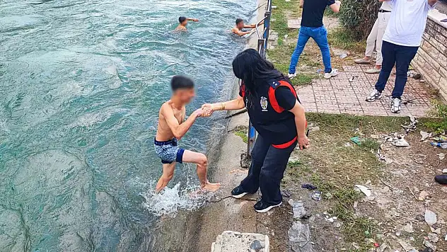 Adana'da sulama kanalına giren kişilere ceza yazıldı!
