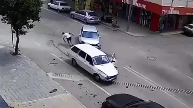 Adana'da kaza anında araçtan inip koşarak uzaklaştı!