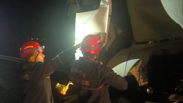 Adana'da tır, otobüse arkadan çarptı!