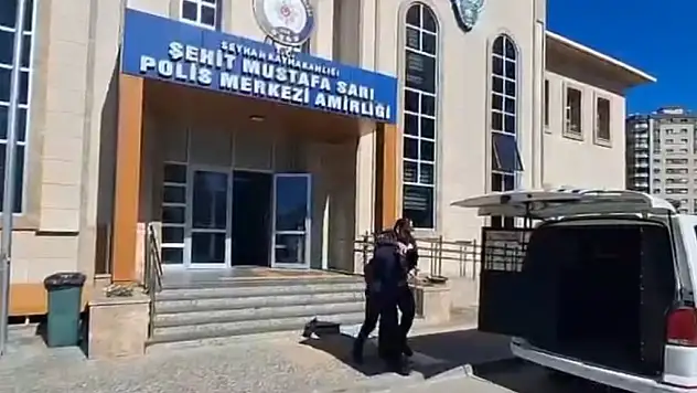 Adana'da trafikte araçtan inip sürücüye saldırdılar!