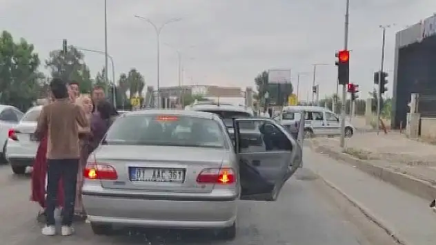 Önünü kestikleri araçtakilerle tekme tokat kavga ettiler