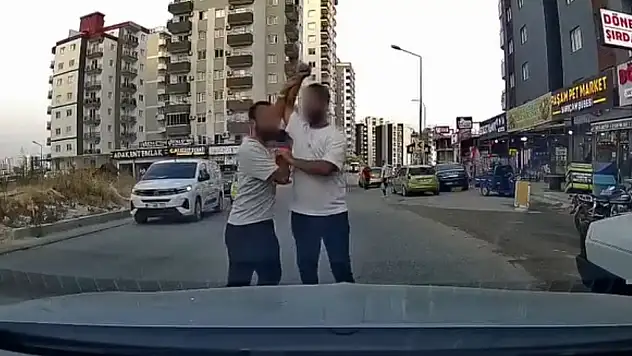 Tartıştığı sürücüye testereyle saldırdı: O anlar saniye saniye kameralara yansıdı