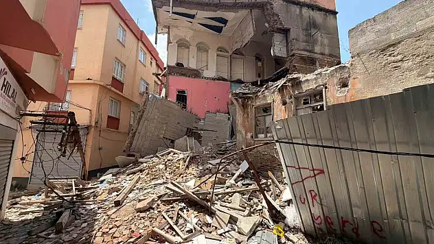 Adana'da yıkılan 3 katlı metruk binanın enkazı kaldırılmadı