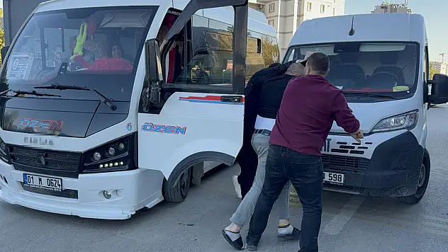 Adana'da yol verme kavgası: Kargo aracı ile dolmuş şoförü birbirine girdi