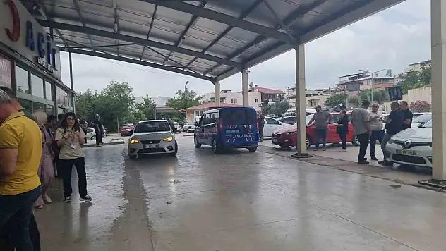 Yol verme kavgasında 1'i polis 3 kişi yaralandı!