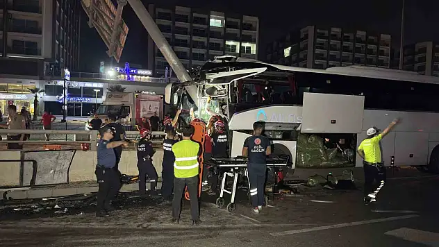 Adana'da yolcu otobüsü alt geçit duvarına çarptı!