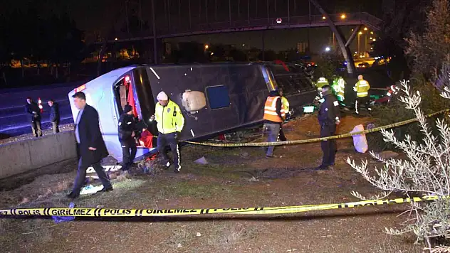Adana'da yolcu otobüsü devrildi - Yaralılar var!