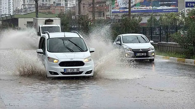 Adana'da sarı kodlu uyarının ardından sağanak vurdu!