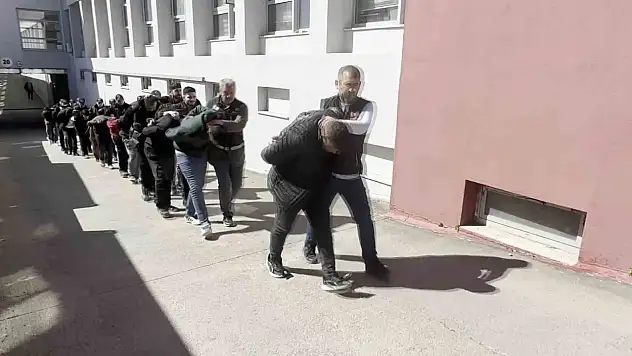 Adana'da şafak operasyonu: 11 torbacı tutuklandı