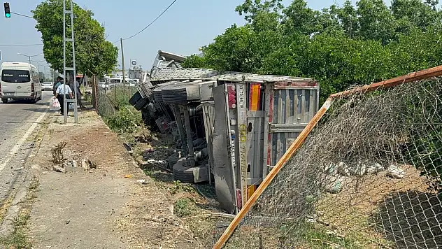 Adana-Kozan yolunda zincirleme kaza: Tır bahçeye devrildi, sürücü sıkıştı
