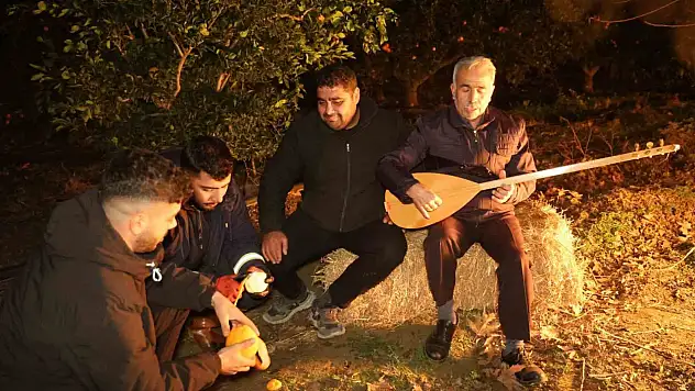 Adana'da bahçelerde sazlı sözlü zirai don nöbeti!