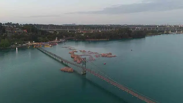 Adana'nın boğazı ışık bekliyor: Gençlik Köprüsü sahipsiz mi kaldı?